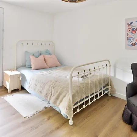 Grande Maison Familiale Proche Paris Et Holiday home Mandres-les-Roses
